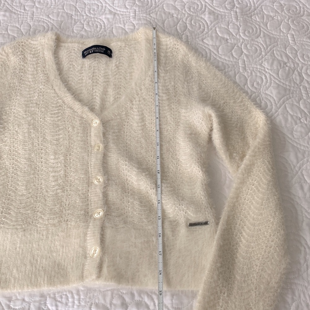 ABERCROMBIE & FITCH short “soft A&F cardigan sweater” in ivory - Picture 2 of 8